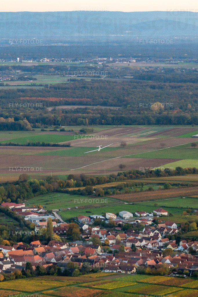 Segelflugzeug im Anflug auf den Ebenberg | Luftbild: Segelflugzeug im Anflug auf den Ebenberg in Insheim im Bundesland Rheinland-Pfalz in Deutschland. Foto: IMG_135156.jpg vom 22.10.2022 durch ©2025 Werner Riehm fly-foto.de/copyright - Realisiert mit Pictrs.com