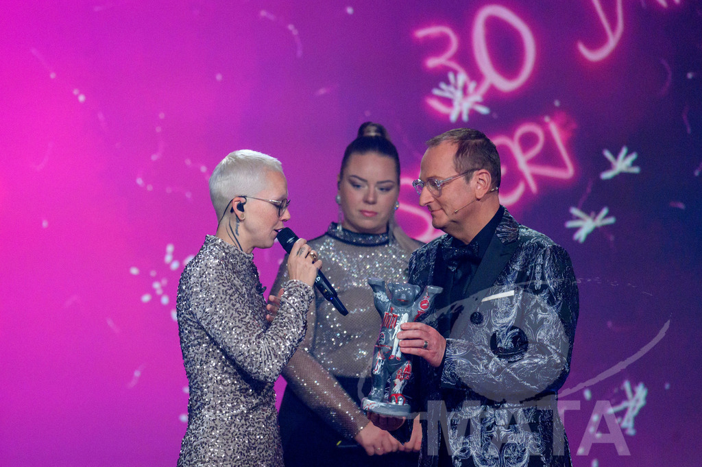 _DWA1585 | Stefanie Heinzmann, Lesli Jost und Volker Heißmann bei '30 Jahre Sternstunden-Gala 2023' in der Frankenhalle. Nürnberg, 15.12.2023 - Realisiert mit Pictrs.com