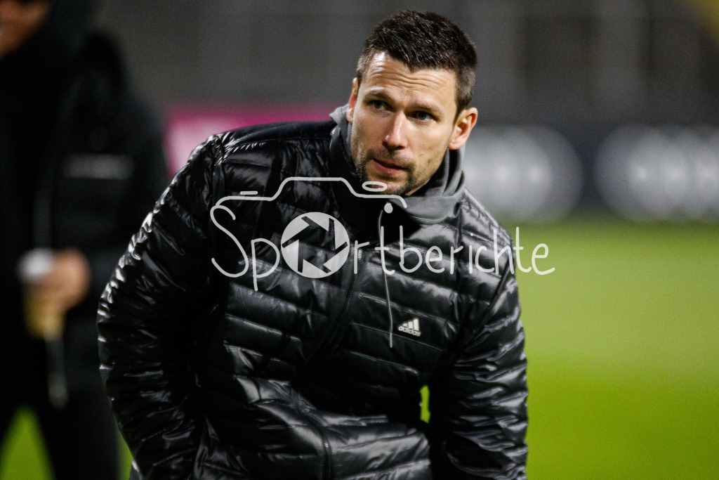FC Bayern Amateure - 1. FC Schweinfurt | Schweinfurt Trainer Marc Reitmaier in Aktion