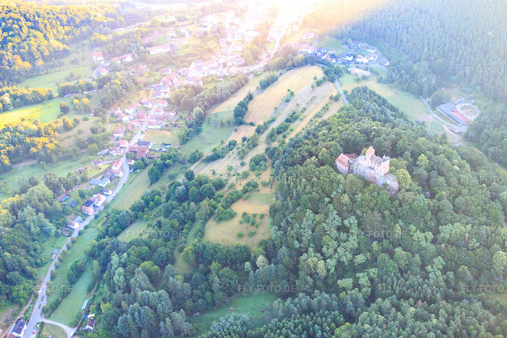 Luftbild: Burg Berwartstein von Süden in Erlenbach bei Dahn im Bundesland Rheinland-Pfalz in Deutschland. Foto: IMG_091554.jpg vom 10.07.2016 durch Werner Riehm/FLY-FOTO.deBURGBERWARTSTEIN.DE