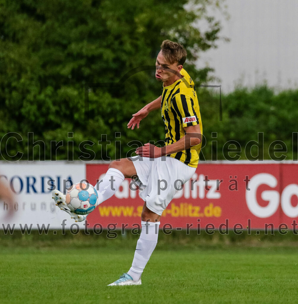 2023-07-29_044_FC_Moosinning_gegen_TuS_Raubling | Moosinning, Deutschland, 29.07.2023:
Fußball, Bezirksliga Oberbayern Ost 2023 / 2024, 1. Spieltag, FC Moosinning gegen TuS Raubling, Endergebnis: 0:7

Bastian Lanzinger (FC Moosinning, #6)

Foto: Christian Riedel / fotografie-riedel.net