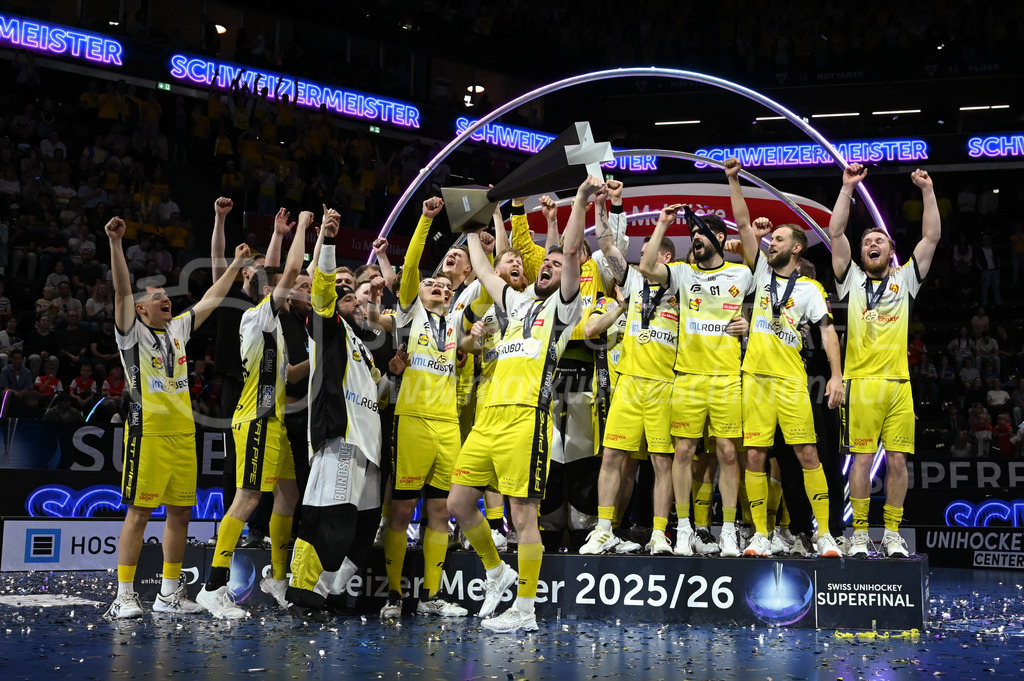 Zug United - HC Rychenberg - 25. April 2026 | Levin Conrad (#7 HC Rychenberg Winterthur) mit Pokal am L-UPL Superfinal-Spiel zwischen Zug United und HC Rychenberg am 25. April 2026 in der BCF Arena, Fribourg, Schweiz.Bild: Sportfotografie Markus Aeschimann | www.markus-aeschimann.ch - Realized with Pictrs.com