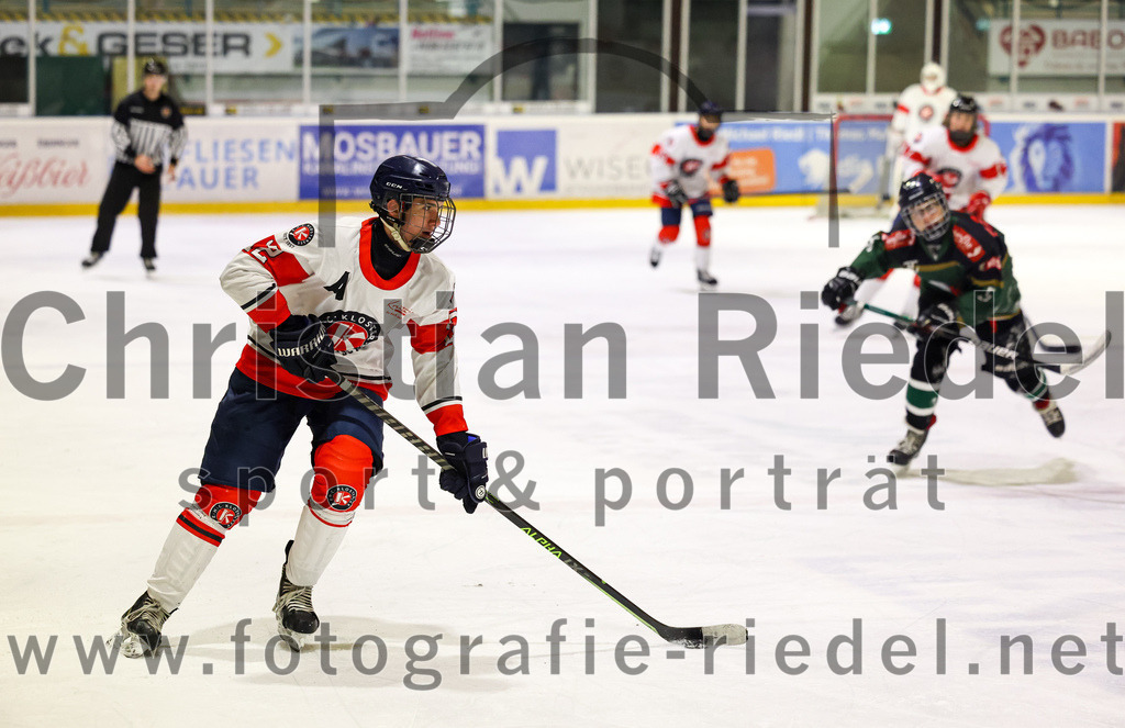 2022-12-04_083_TSV_Erding_gegen_EHC_Klostersee | Erding, Deutschland, 04.12.2022:
Eishockey, Bayernliga U17 2022 / 2023, 11. Spieltag, TSV Erding gegen EHC Klostersee, Endergebnis: 3:5

Gabriel Dobis (EHC Klostersee, #12)

Foto: Christian Riedel / fotografie-riedel.net