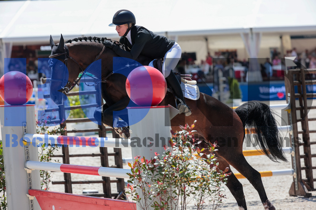 Longines Balve Optimum - Springen Samstag {date} -  | {headline}(Foto: Sebastian Sendlak / BOND) - Realisiert mit Pictrs.com
