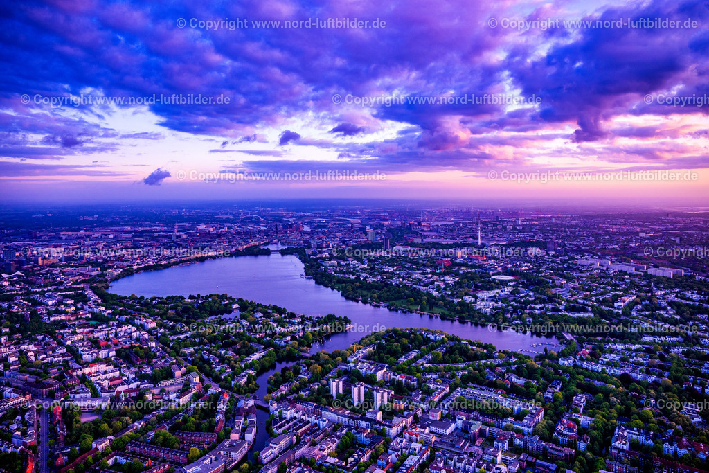 Hamburg_Alster_Sonnenuntergang_ELS_8951060525 | HAMBURG 06.05.2025 Uferbereichs- Landschaft am Gebiet der Seenkette Außenalster - Binnenalster in Hamburg, Deutschland. // Waterfront landscape on the lake Aussenalster - Binnenalster in Hamburg, Germany. Foto: Martin Elsen