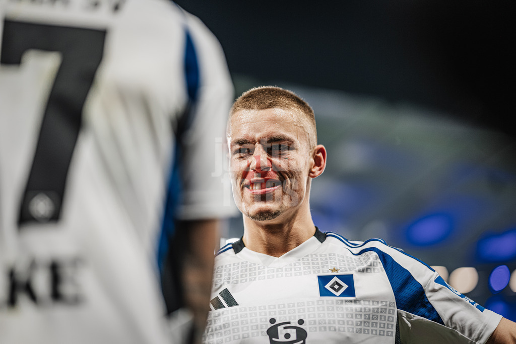 Fußball | Männer | Saison 2024/2025 | 2. Fußball-Bundesliga | 23. Spieltag | Hamburger SV vs. 1. FC Kaiserslautern | 21.02.2025 | Miro Muheim (#28, HSV) rechts jubelt mit dem Torschützen Davie Selke (#27, HSV) links