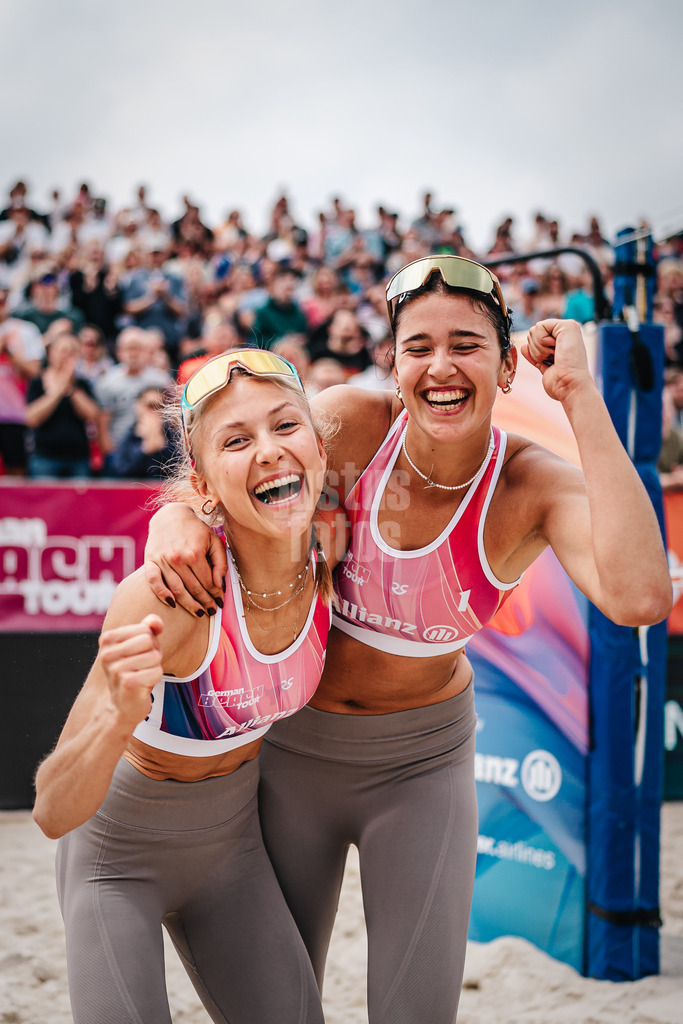 Beachvolleyball | Frauen | German Beach Tour 2024 | Tourstop Düsseldorf | 19.05.2024 | Janne Uhl (rechts) und Paula Schürholz (links) jubeln nach dem Sieg im Halbfinale