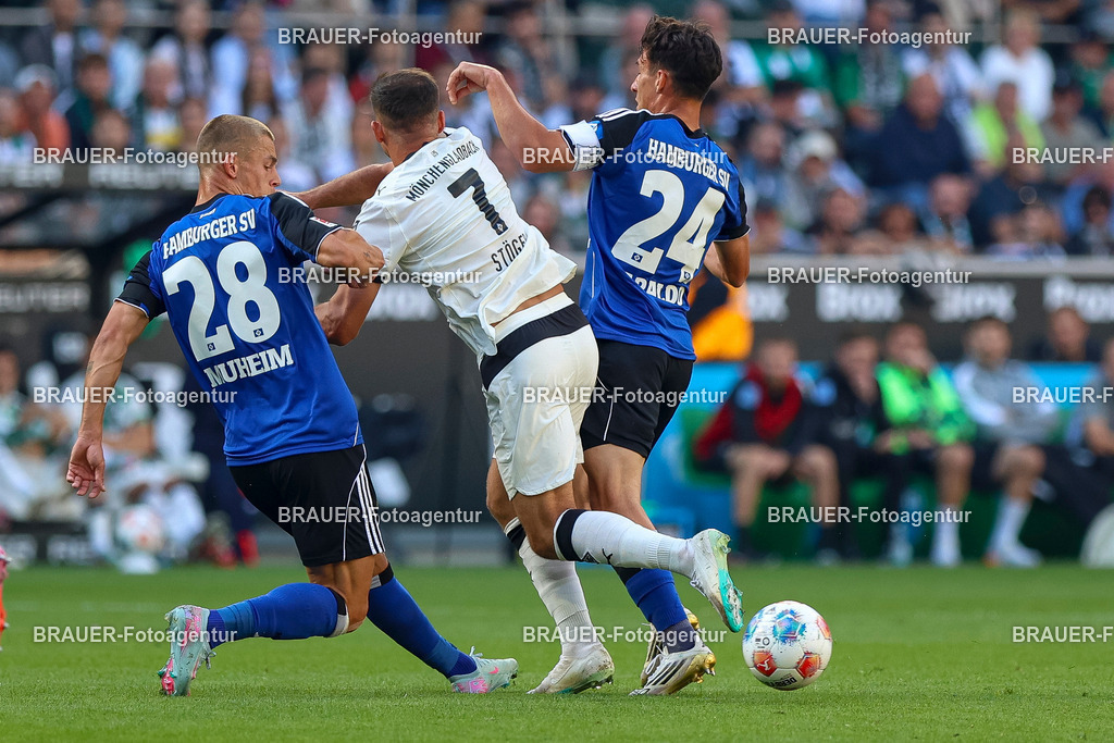 Borussia Mönchengladbach vs Hamburger SV - Bundesliga  | Mönchengladbach, Deutschland, 24.08.25:   Miro Muheim (Hamburger SV), Kevin Stöger (Borussia Mönchengladbach) und Nicolas Capaldo (Hamburger SV) im Kampf um den Ball waehrend des Spiels der Bundesliga zwischen Borussia Mönchengladbach vs Hamburger SV im Stadion im Borussia Park(Foto von Brauer-Fotoagentur / Adrian Schlueter)
