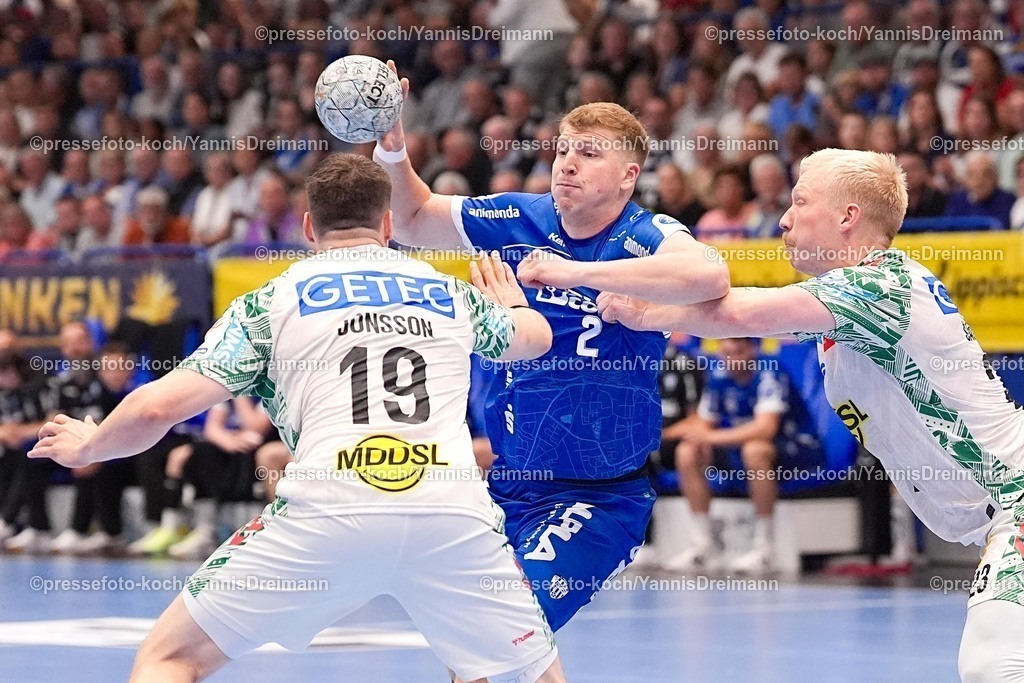 xydrx29082501085 | 29.08.2025, xydrx, Handball, 1.HBL, TBV Lemgo Lippe - SC Magdeburg, PHOENIX Contact-Arena: Lukas Hutecek (TBV Lemgo Lippe #2) im Zweikampf gegen Elvar Oern Jonsson (SC Magdeburg #19) und Magnus Saugstrup (SC Magdeburg #23)