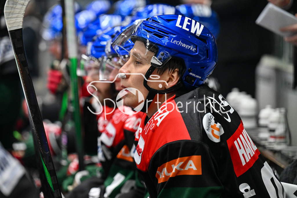 Augsburger Panther - Adler Mannheim | ein angeschlagenener Anrei HAKULINEN (Augsburger Panther #94) auf der Bank / DEL: Augsburger Panther - Adler Mannheim, Curt Frenzel Stadion am 26.12.2024