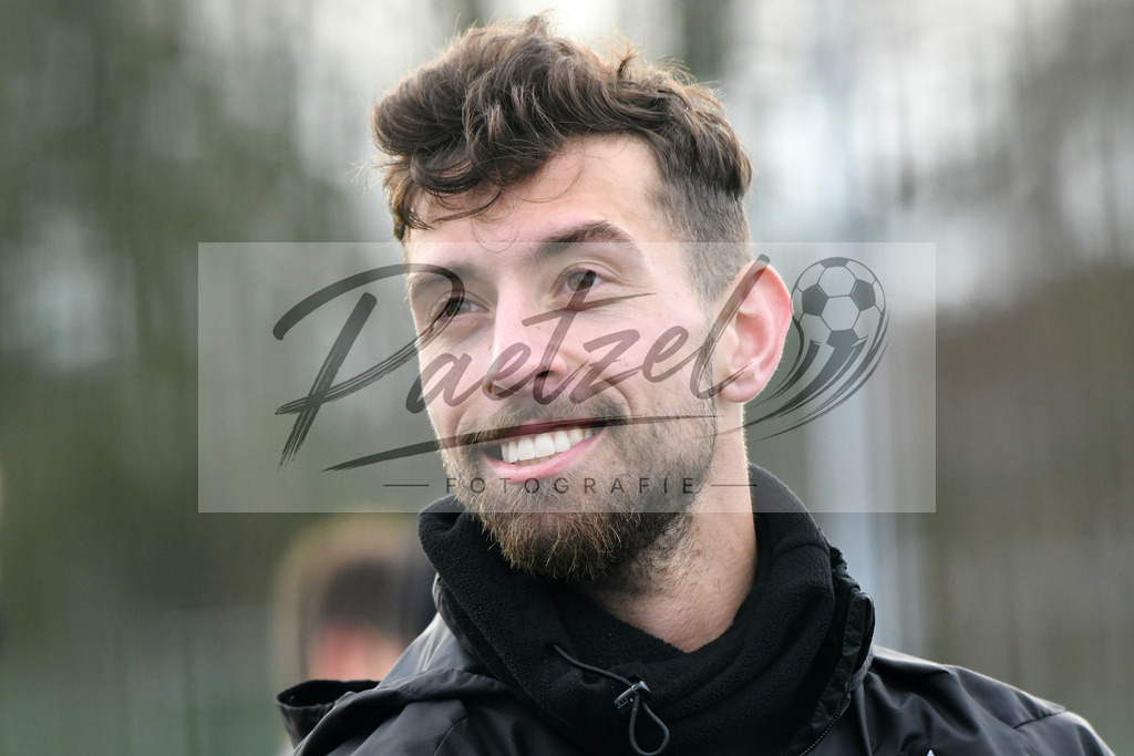 20200131_TRAOSN_0038 | Fußball, Herren: Manuel Farrona Pulido (VfL Osnabrueck) schaut waehrend der Trainingseinheit des VfL Osnabrueck im Sportpark Illoshoehe am 31.01.2020 in Osnabrueck, Deutschland. - Realisiert mit Pictrs.com