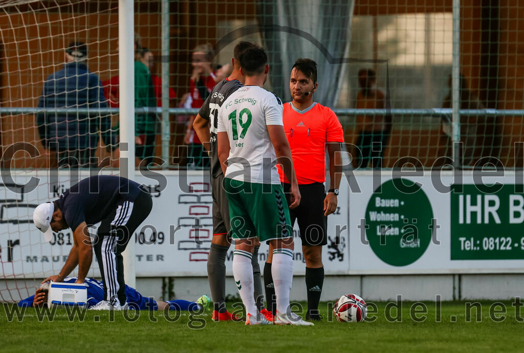 2023-08-01_118_FC_Schwaig_gegen_FC_Deisenhofen | Oberding, Deutschland, 01.08.2023:
Fußball, Toto-Pokal 2023 / 2024, 1. Spieltag, FC Schwaig gegen FC Deisenhofen, Endergebnis: 2:3

Torwart Philipp Strunk (FC Schwaig, #30), Ricardo Maier (FC Schwaig, #19), Schiedsrichter Mustafa Kücük

Foto: Christian Riedel / fotografie-riedel.net