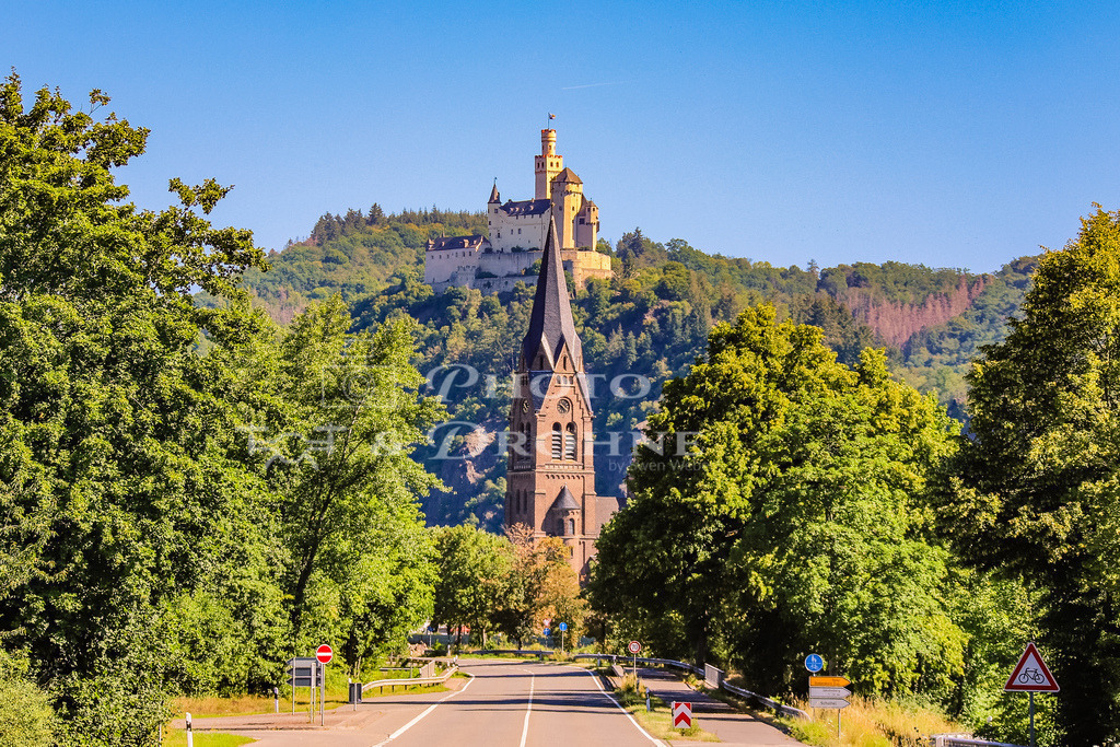 Spay-9740 | 

St. Lambert in Spay und die Marksburg in Braubach am Rhein.

Im Vordergrund steht St. Lambert, eine große im neuromanischen Stil gebaute Kirche in Spay am Rhein.

Im Hintergrund ist die Marksburg in Braubach auf der gegenüberliegenden Rheinseite zu sehen. - Realisiert mit Pictrs.com