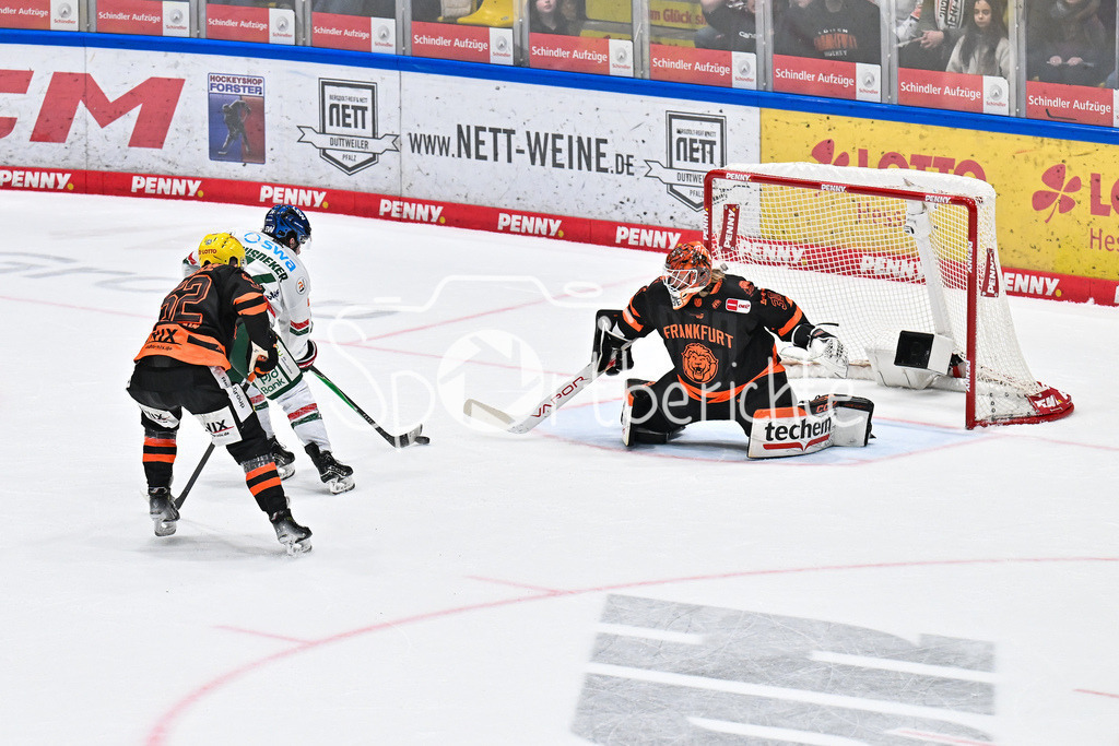 Löwen Frankfurt - Augsburger Panther | FRANKFURT, GERMANY - 19. DECEMBER: in dieser Szene erzielt D. J. BUSDEKER (Augsburger Panther 14) den Siegtreffer zum 3-4 in der Verlängerung / Tor / Torschuetze / Freude / Happy während dem Match zwischen den Löwen Frankfurt und den Augsburger Panthern am 29. Spieltag der Penny DEL in der Eissporthalle Frankfurt