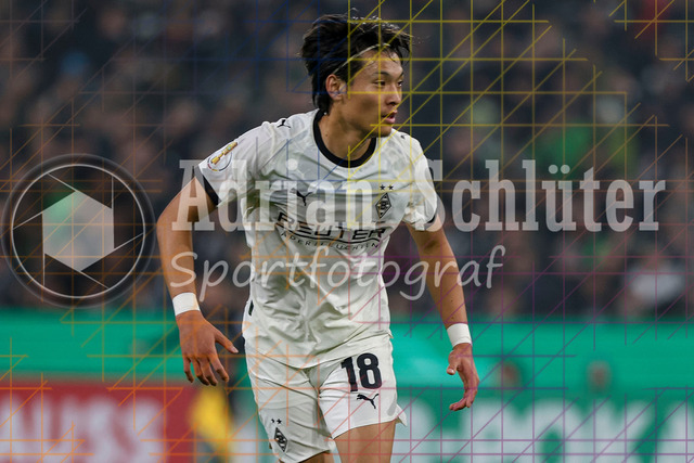 Borussia Mönchengladbach vs Karlsruher SC - DFB-Pokal 2. Runde | Mönchengladbach, Deutschland, 28.10.25:   Shuto Machino (Borussia Mönchengladbach) schaut waehrend des Spiels der DFB-Pokal 2. Runde zwischen Borussia Mönchengladbach vs Karlsruher SC im Stadion im Borussia Park(Foto von Brauer-Fotoagentur / Adrian Schlueter)