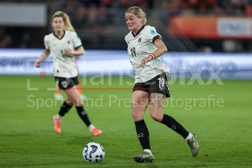 Fussball, UEFA Women s Nations League, Deutschland - Österreich | v.li.: Verena Hanshaw (Österreich, 19) am Ball, Einzelbild, Ganzkörper, Aktion, Action, Spielszene