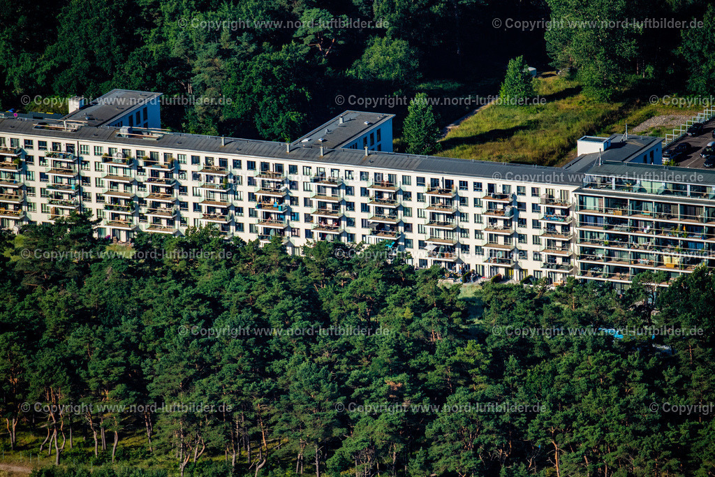 Binz_Prora_ELS_4601100822 | PRORA 10.08.2022 Gebäudekomplex der ehemaligen KdF Anlage " Koloss von Prora " im Ortsteil Prora in Binz im Bundesland Mecklenburg-Vorpommern. Das ehemalige KdF Bad Prora und die ehemaligen NVA - Kasernenanlagen werden zu einer attraktiven Eigentumswohnanlage mit Ferienwohnungen am Strand der Ostsee umgebaut, modernisiert und saniert. // Building complex of the former military barracks " Koloss von Prora " in Prora in the state Mecklenburg - Western Pomerania. Foto: Martin Elsen