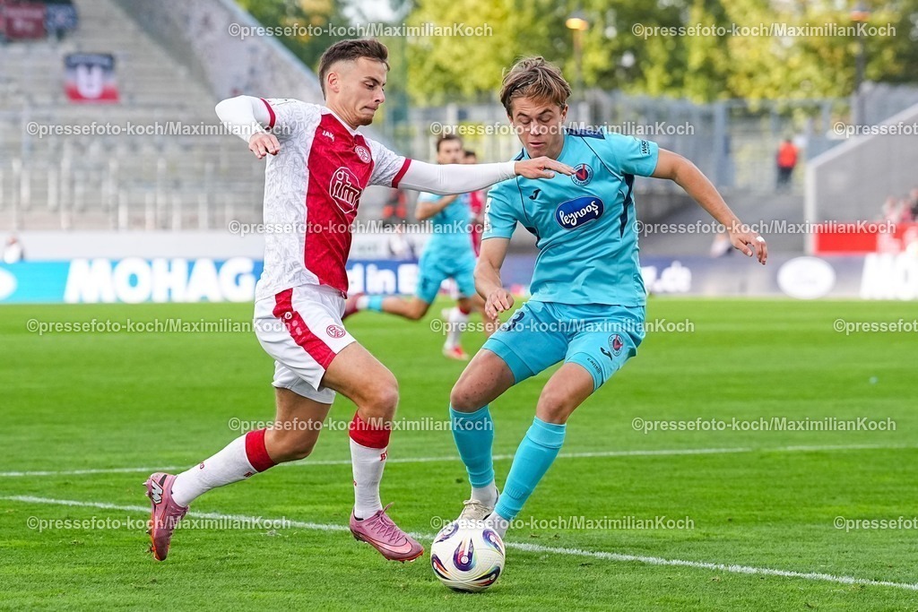 xYDRy18102501022 | o18.10.2025, xydrx, Fußball, 3.Liga, Rot-Weiss Essen - FC Viktoria Köln, Saison 2025 2026, Stadion an der Hafenstraße: Marvin Obuz (Rot-Weiss Essen #10) im Zweikampf gegen Tim Kloss (FC Viktoria Köln #18)   DFB regulations prohibit any use of photographs as image sequences and or quasi-video.
