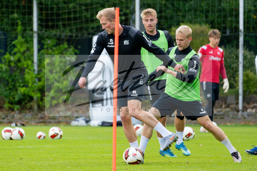20260909_TRAOSN_0806 | Fußball, Herren: Niklas Wiemann (VfL Osnabrück) und Bryan Henning (VfL Osnabrück) im Zweikampf beim Training des VfL Osnabrück am 09.09.2026 im Sportpark Illoshöhe in Osnabrück, Deutschland.(Foto von Nico Paetzel) - Realisiert mit Pictrs.com