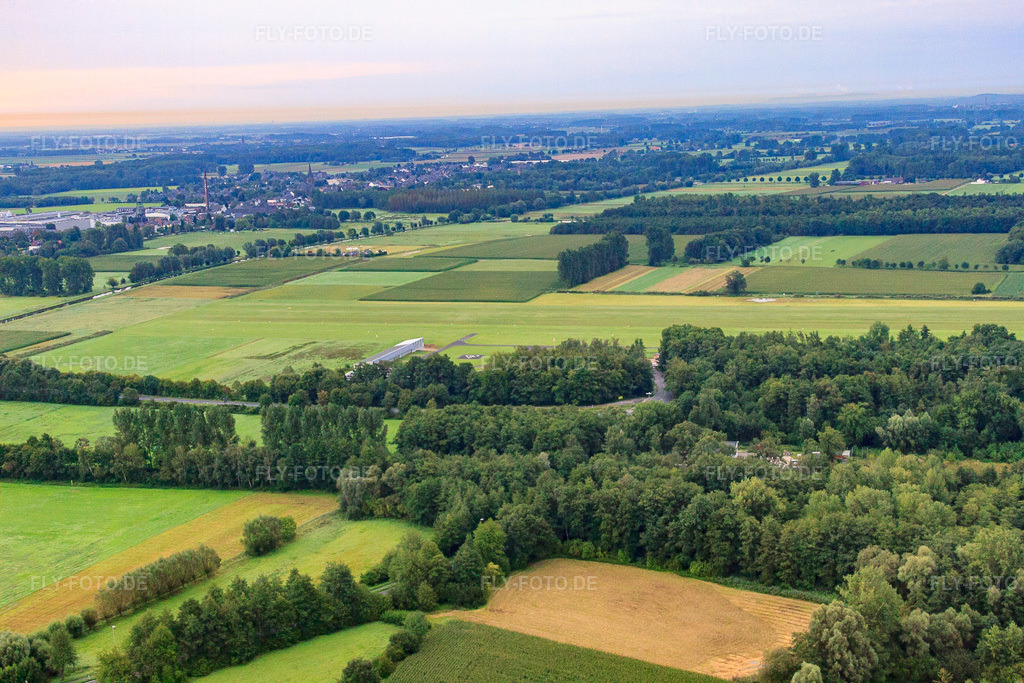 Luftbild: Flugplatz Grefrath - Niershorst in Grefrath im Bundesland Nordrhein-Westfalen in Deutschland. – Foto: IMG_44750.jpg vom 21.08.2011 durch Werner Riehm/FLY-FOTO.de – Auflösung des Originals: 4752 x 3168 px – Flugplatz Grefrath-Niershorst - EDLFLuftsport am Niederrhein