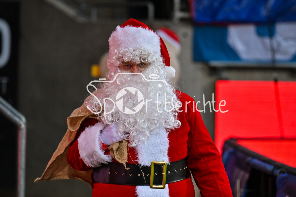 1. FC Heidenheim - FC Bayern München | HEIDENHEIM, GERMANY - 21. DECEMBER: Vorweihnachtliche Stimmung am Sonntag Abend - Weihnachten, Weihnachtsmann während dem Bundesligamatch zwischen dem 1. FC Heidenheim und dem FC Bayern München am 15. Spieltag in der Voith-Arena / DFL REGULATIONS PROHIBIT ANY USE OF PHOTOGRAPHS AS IMAGE SEQUENCES AND/OR QUASI-VIDEO