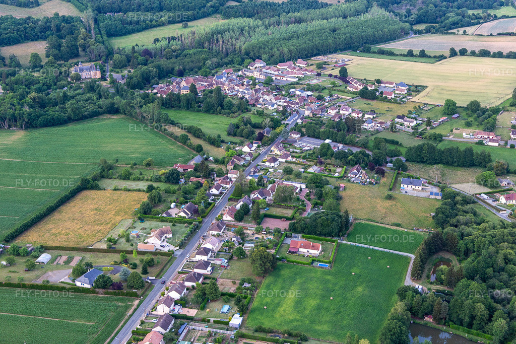 Luftbild: Ortsansicht in Semur-en-Vallon im Bundesland Sarthe in Frankreich. Foto: IMG_132463.jpg vom 14.06.2022 durch Werner Riehm/FLY-FOTO.de