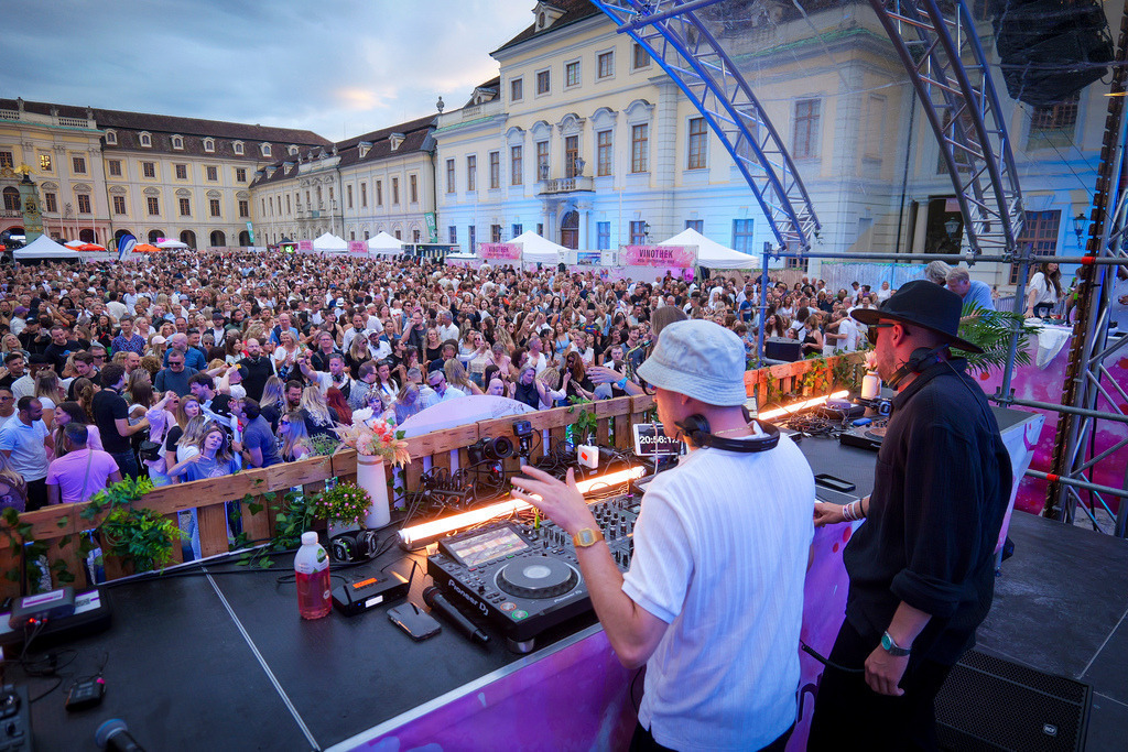 Melodic Wine | Ludwigsburg - Im Innenhof des Schlosses konnten Fans elektronischer Musik ein Konzert der DJs Beat Kids genießen, begleitet von der Saxophonistin Marie Sol, sowie lokalen Wein – im Rahmen einer Veranstaltung namens „Melodic Wine“ - Realisiert mit Pictrs.com