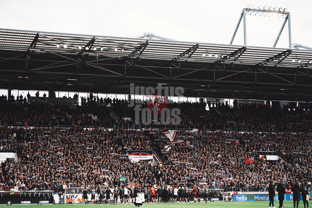 Fußball | Männer | Saison 2023/2024 | 2. Fußball-Bundesliga | 27. Spieltag | FC St. Pauli vs. SC Paderborn 07 | 31.03.2024 | Die Mannschaft des FC St. Pauli vor der Gegengerade