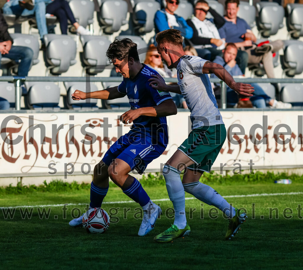 2023-08-01_012_FC_Schwaig_gegen_FC_Deisenhofen | Oberding, Deutschland, 01.08.2023:
Fußball, Toto-Pokal 2023 / 2024, 1. Spieltag, FC Schwaig gegen FC Deisenhofen, Endergebnis: 2:3

Vincent Bürstner (FC Deisenhofen, #24), Leon Roth (FC Schwaig, #21)

Foto: Christian Riedel / fotografie-riedel.net