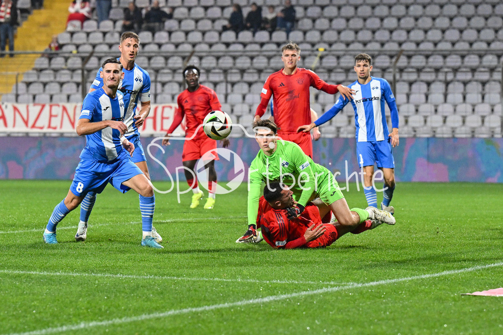 FC Bayern Amateure - FV Illertissen | Markus PONATH (FV Illertissen #1) im Duell mit Arijon IBRAHIMOVIC (FC Bayern München II #10) / Zweikampf