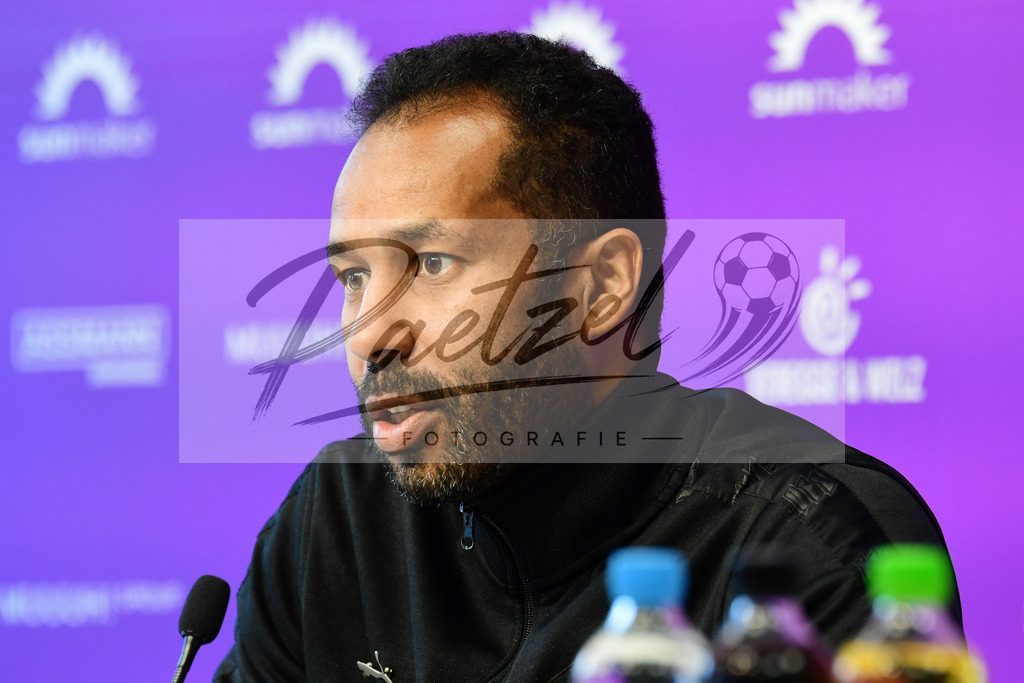 20200228_PKOSNA_0025 | Fussball, Herren: Trainer Daniel Thioune (VfL Osnabrueck) schaut waehrend der Pressekonferenz des VfL Osnabrueck im Presseraum des Stadion an der Bremer Bruecke am 28.02.2020 in Osnabrueck, Deutschland. - Realisiert mit Pictrs.com