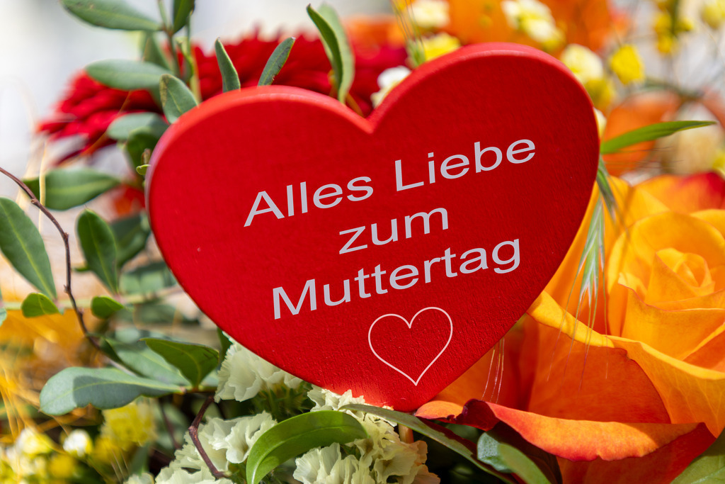 Muttertag Grüße: Blumenstrauß und Schild Alles Liebe zum Muttertag | Farbenfroher Blumenstrauß mit rotem Schild und hinzugefügtem Text ALLES LIEBE ZUM MUTTERTAG - Realisiert mit Pictrs.com
