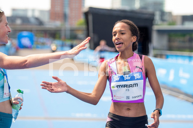 20250427-NSZ_3271 | Miriam Dattke (Nr.F3,GER) im Ziel. Links kommt Laura Hottenrott (Nr.F2,GER) zur BeglückwünschungDEU, Düsseldorf, 27.04.2025 Uniper Düsseldorf Marathon 2025 - Realisiert mit Pictrs.com