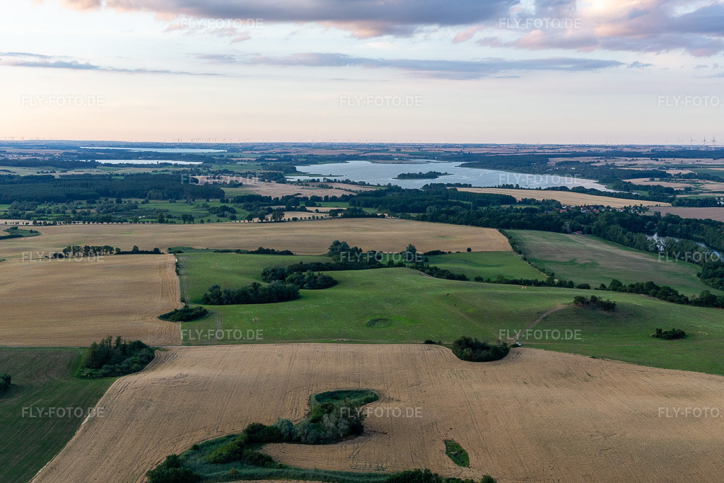 Luftbild: Blick zum Oberuckersee aus Südwesten im Ortsteil Suckow in Flieth-Stegelitz im Bundesland Brandenburg in Deutschland. Foto: IMG_116342.jpg vom 17.07.2019 durch Werner Riehm/FLY-FOTO.de