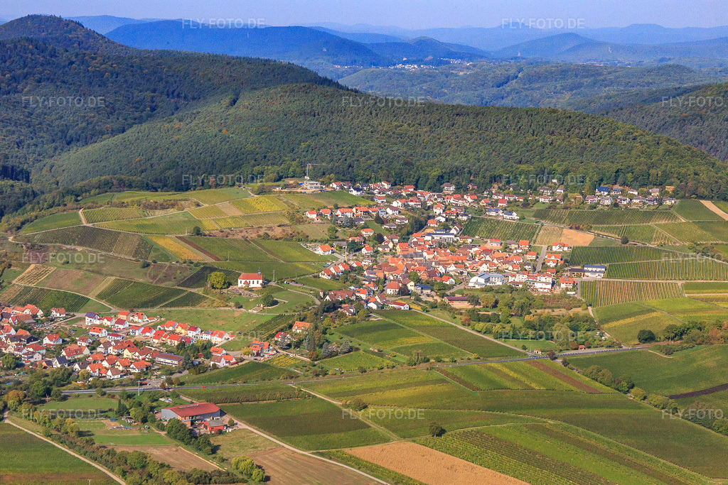 Luftbild: Ortsansicht von Osten im Ortsteil Gleiszellen in Gleiszellen-Gleishorbach im Bundesland Rheinland-Pfalz in Deutschland. Foto: IMG_084491.jpg vom 03.10.2015 durch Werner Riehm/FLY-FOTO.de