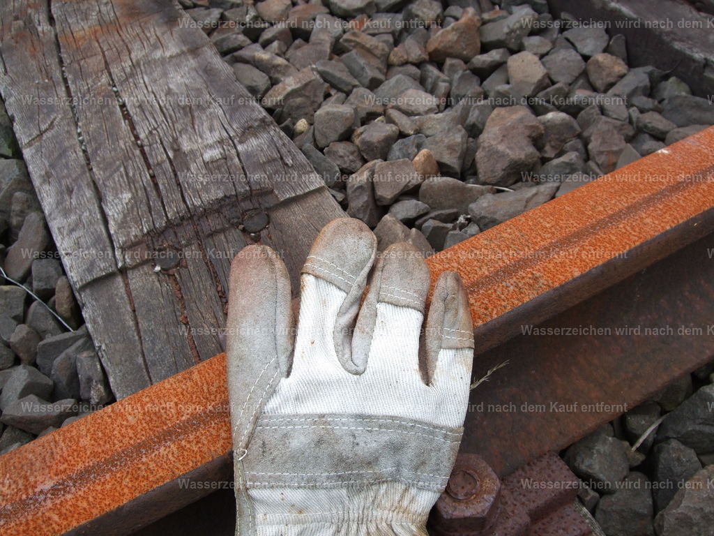 Handschuh | Handschuh auf Schiene - Realisiert mit Pictrs.com