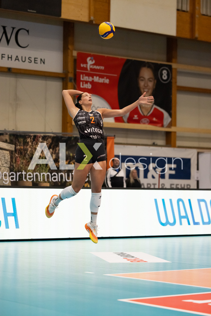 Volleyball I Frauen I Saison 2025-2026 I Volleyball NLA | Women I  Playoffs Finals 2/5 I  VC Kanti Schaffhausen - viteos NUC I  10.04.2026 | 2 Natalie Hayward (USA) (Viteos NUC) – Zuspiel - Realisiert mit Pictrs.com
