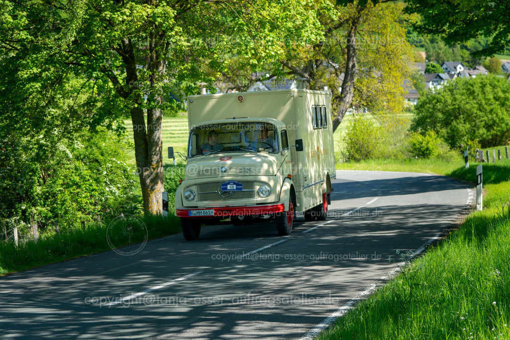438 Sauerland Oldtimer Rundfahrt Einsatzfahrzeug Malteser Hilfsdienst LKW Mercedes Benz LA 911_040 | Brilon, Deutschland - 10. Mai 2025: Firma Witteler veranstaltet die Oldtimer Sauerlandrundfahrt (OSR). In Gevelinghausen wurde auf der Landstraße ein Oldtimer LKW Malteser Hilfsdienst Einsatzfahrzeug der Firma Mercedes Benz L 911 aus dem Baujahr 1969 fotografiert. 