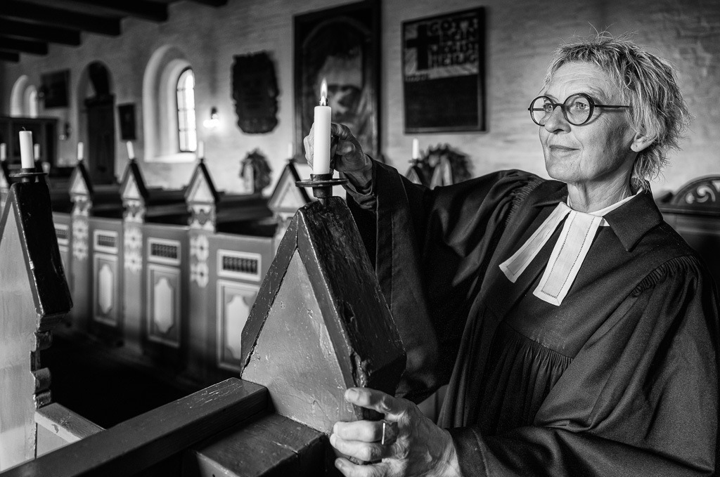 Pastorin Bettina Kolwe-Schweda in der Halligkirche St. Johannis auf Hooge © Holger Rüdel | Der Online-Shop von Holger Rüdel. Ausgewählte Fotografien als FineArt-Prints bestellen: Bildreportagen, Landschaften, Wildlife, History, Infrarot-Motive in Schwarzweiß und Verschiedenes.  - Realisiert mit Pictrs.com