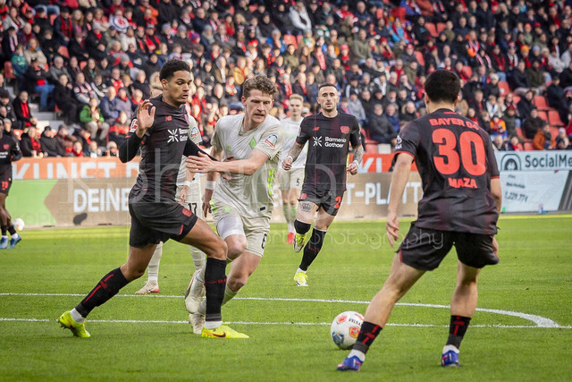 German Bundesliga, Bayer 04 Leverkusen vs. SV Werder Bremen, 24.01.2026 | LEVERKUSEN, GERMANY - JANUARY 24: Jarell Quansah (Bayer 04 Leverkusen, 4) is challenged by Jens Stage (SV Werder Bremen, 6) during the German Bundesliga match on gameday 19 between Bayer 04 Leverkusen vs. SV Werder Bremen at BayArena on January 24, 2026 in Leverkusen, Germany. DFL REGULATIONS PROHIBIT ANY USE OF PHOTOGRAPHS AS IMAGE SEQUENCES AND/OR QUASI-VIDEO.