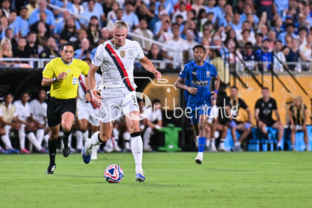 Manchester City - Al-Hilal SFC | am BAll Erling HAALAND (Manchester City 9) / Einzelfoto / Freisteller / FIFA Club World Cup: Manchester City - Al-Hilal SFC, Camping World Stadium am 30.06.2025 / NOT FOR SALE IN USA