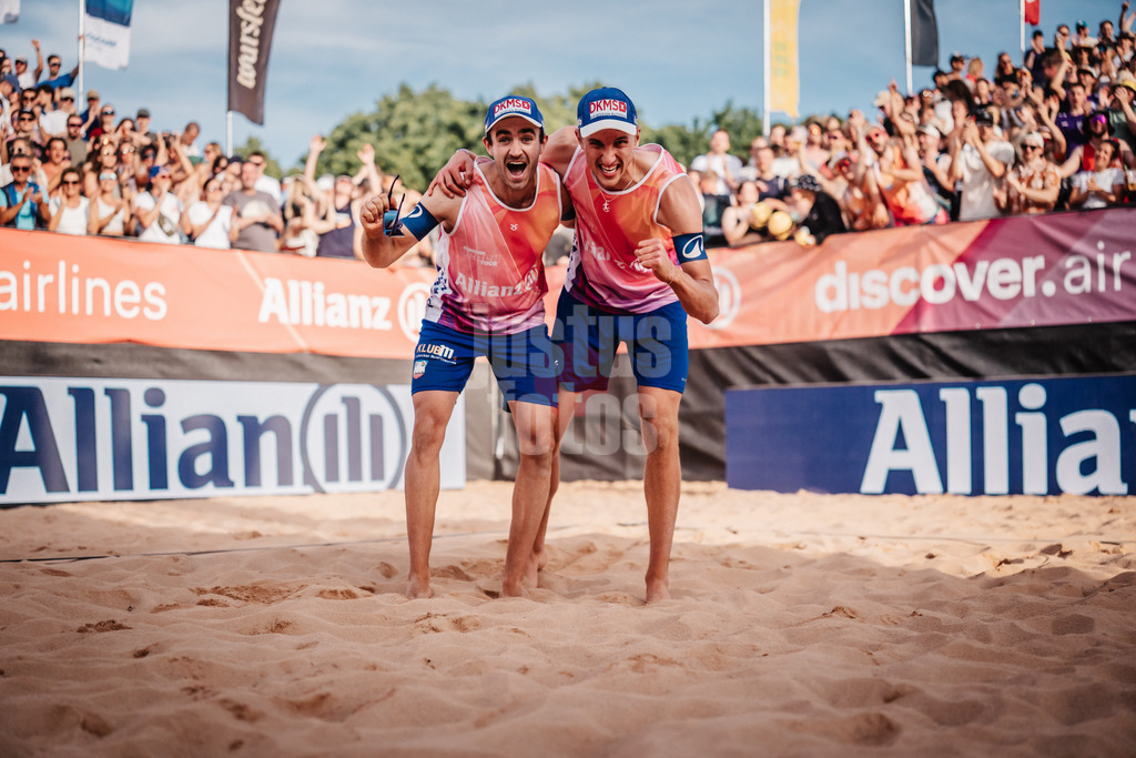 Beachvolleyball | Männer | Allianz German Beach Tour 2025 | Tourstop München | 12.07.2025 | v.l. Tilo Rietschel und Momme Lorenz jubeln nach dem Sieg