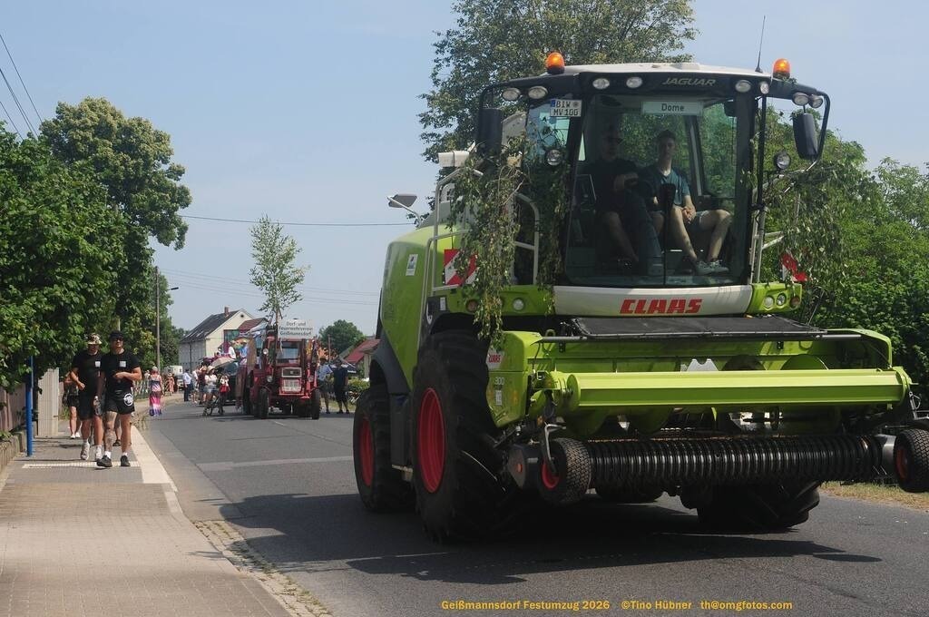 Geißmannsdorf-2026-Festumzug-189 | Festumzug in Geißmannsdorf bei Bischofswerda im Juni 2026. Fotografische Eindrücke und Momentaufnahmen vom Festumzug anläßlich des 800-jährigen Bestehens von Geißmannsdorf - mit Teilnehmern und Gästen, Strohpuppen und geschmückten Vorgärten und Grundstücken - Realisiert mit Pictrs.com