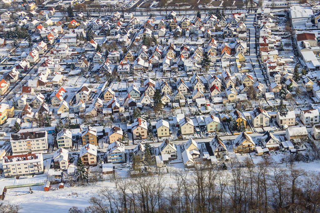 Luftbild: Elsässer Straße bei Schnee im Winter in Kandel im Bundesland Rheinland-Pfalz in Deutschland. Foto: IMG_36079.jpg vom 02.01.2011 durch Werner Riehm/FLY-FOTO.de