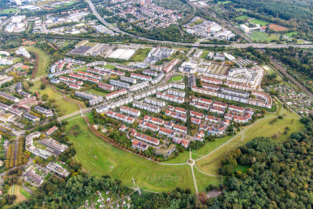 Luftbild: Badeniaplatz im Ortsteil Oberreut in Karlsruhe im Bundesland Baden-Württemberg in Deutschland. Foto: IMG_143584.jpg vom 06.10.2024 durch Werner Riehm/FLY-FOTO.de