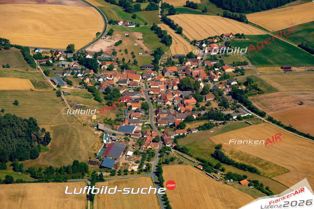 Das Luftbild zeigt : Bischwind am Raueneck Ebern - Die Luftaufnahme wurde 2023 vom UL-Flugzeug aus erstellt ( keine Drohne ) - Hochauflösende Luftaufnahme - Für grossformatige Ausdrucke geeignet. Die Geschenkidee !Mit Lizenz und Bildrechte bestellbar