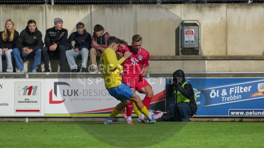 Fußball, Herren, Saison 2025/2026, Regionalliga Nordost, 13. Spieltag, FSV 63 Luckenwalde vs. SV Babelsberg 03, Freitag 24.10.2025, Werner-Seelenbinder-Stadion Luckenwalde, | Fußball, Herren, Saison 2025/2026, Regionalliga Nordost, 13. Spieltag, FSV 63 Luckenwalde vs. SV Babelsberg 03, Freitag 24.10.2025, Werner-Seelenbinder-Stadion Luckenwalde, Im Bild: Mike Bachmann (l. Luckenwalde) und Gordon Büch (r. Babelsberg) - Realisiert mit Pictrs.com