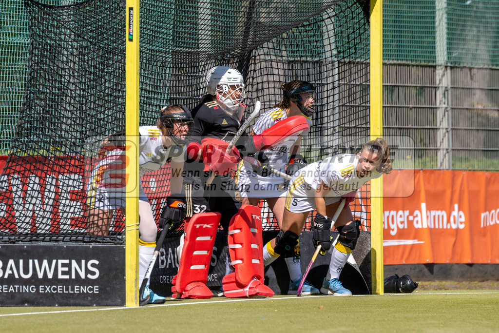SFE_20250412_0060 | Köln, Deutschland, 12.04.2025:  Hockey 1. Bundesliga Damen Rot-Weiss Köln - Harvestehuder THC im KTHC Stadion Rot-Weiss Köln Tennis and Hockey Club am 12.04.2025 in Köln, Deutschland. (Foto von Stephan Fehrmann)Köln, Germany, 12.04.2025: Hockey 1. Bundesliga Damen Rot-Weiss Köln - Harvestehuder THC in KTHC Stadion Rot-Weiss Köln Tennis and Hockey Club at 12.04.2025 in Köln, Deutschland. (Foto from Stephan Fehrmann)