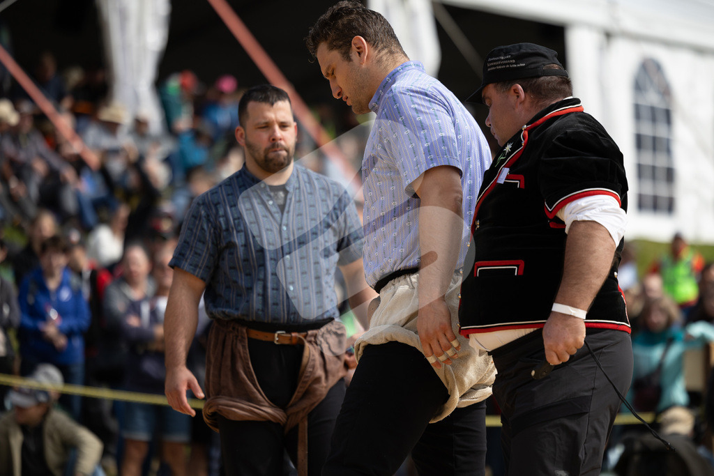 Rigi2025_1176 | Die Schwinger des Schwyzer Kantonalen Schwingerverbandes: Fotos, die Dynamik und Leidenschaft festhalten, sowie emotionale Momente aus dem traditionellen Schwingsport zeigen. - Realisiert mit Pictrs.com