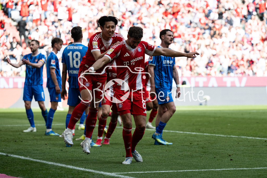 FC Bayern München - 1. FC Heidenheim | MUNICH, GERMANY - 02. MAI: Jubel der Bayern nach dem Treffer zum 2-2 Ausgleich durch Leon GORETZKA (FC Bayern Munich 8) / Tor / Torschuetze / Freude / Happy / während dem Bundesligamatch zwischen dem FC Bayern München und dem 1. FC Heidenheim am 32. Spieltag in der Allianz Arena / DFL REGULATIONS PROHIBIT ANY USE OF PHOTOGRAPHS AS IMAGE SEQUENCES AND/OR QUASI-VIDEO